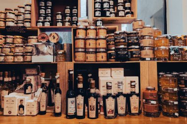 Lezzetli İtalyan yemeği ve şarabı. Pecorino peyniri, Chianti, Brunello di Montalcino e Vino Nobile di Montepulciano, Cabernet Sauvignon, Merlot e Pinot Nero ve Vernaccia.