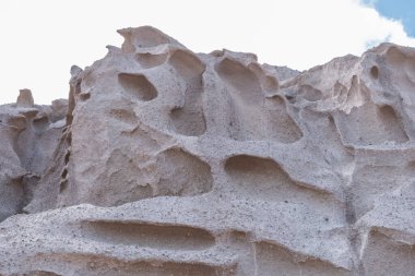 Yunan Adası 'nın Rocky kıyı şeridi, Ege Denizi' nde Santorini, Yunanistan.