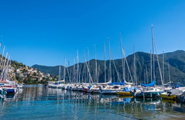 Lugano, İsviçre - Lugano Gölü 'nde tekneler güneşli mavi gökyüzü ile yaz günü