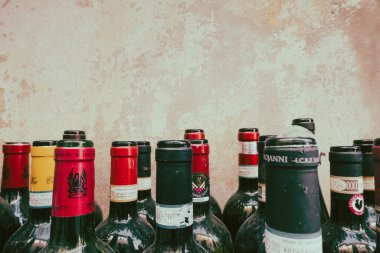 Eski açık kırmızı şarap şişeleri Tuscany, İtalya 'da tozlandı.