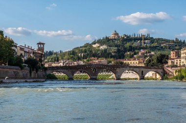 Verona tarihi şehir merkezi, Ponte Pietra köprüsü Adige nehri, Verona Katedrali, Duomo di Verona, kırmızı kiremitli çatılar, Veneto Bölgesi, İtalya. Verona şehir manzarası, panoramik manzara.
