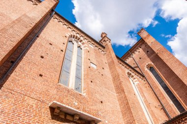 Verona tarihi şehir merkezi, Ponte Pietra köprüsü Adige nehri, Verona Katedrali, Duomo di Verona, kırmızı kiremitli çatılar, Veneto Bölgesi, İtalya. Verona şehir manzarası, panoramik manzara.