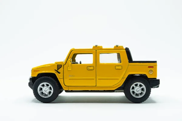 Brinquedo Carro Road Amarelo Fundo Branco Com Espaço Cópia — Fotografia de Stock