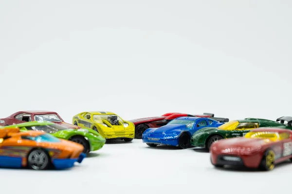 Brinquedos Carro Corrida Coloridos Fundo Branco Com Espaço Cópia — Fotografia de Stock