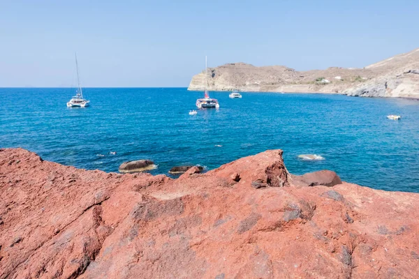 Kızıl plaj. Santorini, Cycladic Adaları, Yunanistan. Dünyanın en ünlü sahillerinden birine sahip güzel bir yaz manzarası..