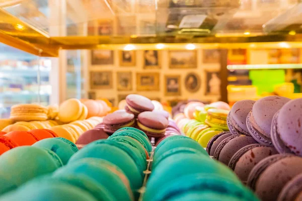 Primer Plano Pasteles Macarrones Diferentes Colores Una Pastelería Concepto Culinario — Foto de Stock