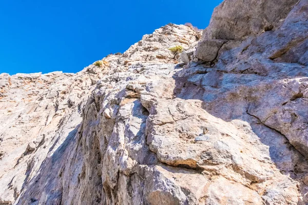 Vista Bajo Ángulo Una Formación Arenisca Orilla Santorini Con Fondo —  Fotos de Stock