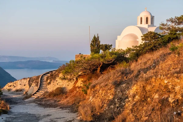 Λευκή Εκκλησία Λόφο Καλοκαιρινή Ανατολή Στο Νησί Της Σαντορίνης Ελλάδα — Φωτογραφία Αρχείου