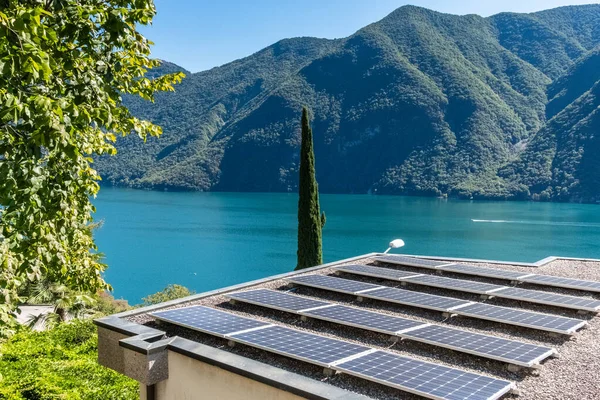 Sonnenkollektoren Auf Dem Dach Eines Hauses Lugano Lugano Die Schweiz lizenzfreie Stockbilder