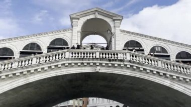 Venedik ufuk çizgisinin muhteşem manzarası Büyük Kanal ile bir tekneden. Martı manzarası ve Santa Maria Della Salute eski katedrali, St Marks Meydanı, Rialto Köprüsü ve gondollar.