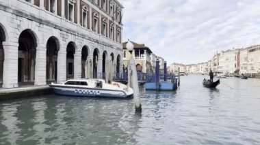 Venedik ufuk çizgisinin muhteşem manzarası Büyük Kanal ile bir tekneden. Martı manzarası ve Santa Maria Della Salute eski katedrali, St Marks Meydanı, Rialto Köprüsü ve gondollar.