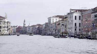 Venedik ufuk çizgisinin muhteşem manzarası Büyük Kanal ile bir tekneden. Martı manzarası ve Santa Maria Della Salute eski katedrali, St Marks Meydanı, Rialto Köprüsü ve gondollar.