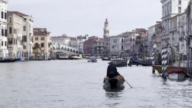Venedik 'te romantik bir çift Gondol' a biniyor. Seyahat tatillerinde teknede mutlu mesut takılıyorlar. Romantik, genç ve güzel bir çift gondolla Venedik Kanalı 'na yelken açıyor. İtalya, Avrupa.