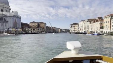 Venedik ufuk çizgisinin muhteşem manzarası Büyük Kanal ile bir tekneden. Martı manzarası ve Santa Maria Della Salute eski katedrali, St Marks Meydanı, Rialto Köprüsü ve gondollar.