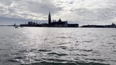 Venedik ufuk çizgisinin muhteşem manzarası Büyük Kanal ile bir tekneden. Martı manzarası ve Santa Maria Della Salute eski katedrali, St Marks Meydanı, Rialto Köprüsü ve gondollar.