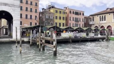 Venedik ufuk çizgisinin muhteşem manzarası Büyük Kanal ile bir tekneden. Martı manzarası ve Santa Maria Della Salute eski katedrali, St Marks Meydanı, Rialto Köprüsü ve gondollar.