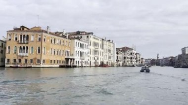Venedik ufuk çizgisinin muhteşem manzarası Büyük Kanal ile bir tekneden. Martı manzarası ve Santa Maria Della Salute eski katedrali, St Marks Meydanı, Rialto Köprüsü ve gondollar.
