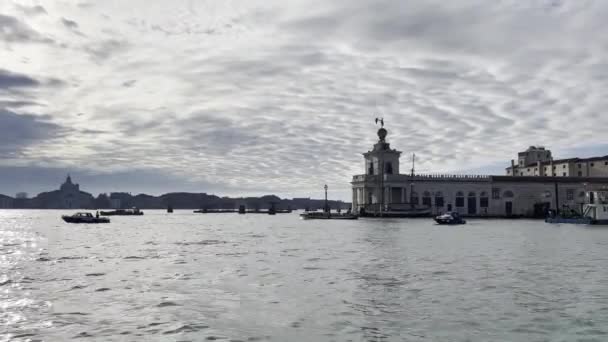 Fantastisk Utsikt Över Venedig Skyline Med Canal Grande Från Båt — Stockvideo