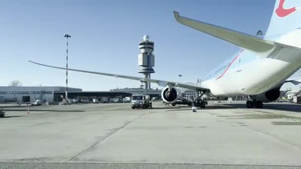 Beweeg Langs Landingsbaan Van Luchthaven Passagiersbus Rijden Vliegveld Vervoer Toeristen — Stockvideo