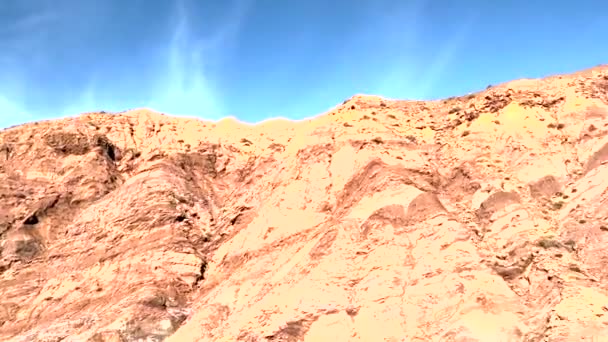 アトラス山脈を横断する道に沿って岩や砂の山モロッコのサハラ砂漠に到達する — ストック動画