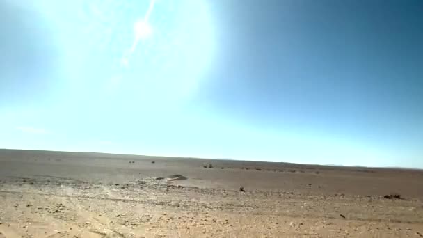 モロッコの道路旅行で車の中から見たサハラ砂漠の広大な不毛の風景 — ストック動画