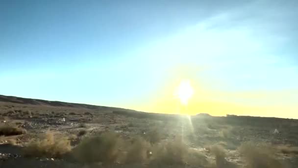 モロッコのロードトリップで車から見るロッキー砂漠と理容室の村 — ストック動画