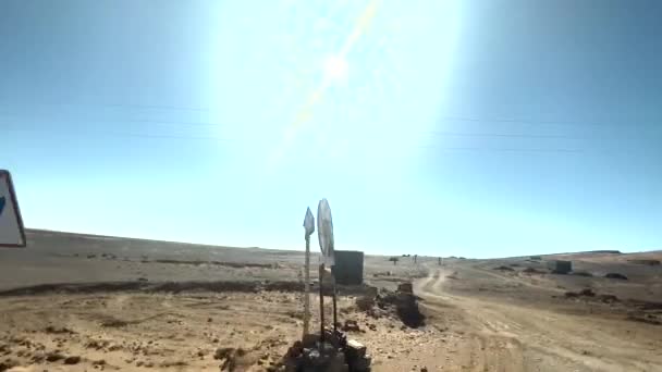 モロッコの道路旅行で車の中から見たサハラ砂漠の広大な不毛の風景 — ストック動画