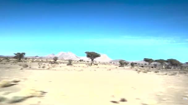 風光明媚な景色と伝統的なバーバー村でいっぱいのロードトリップでモロッコアトラス山脈の美しさ — ストック動画