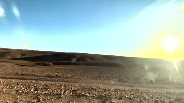 モロッコのロードトリップで車から見るロッキー砂漠と理容室の村 — ストック動画