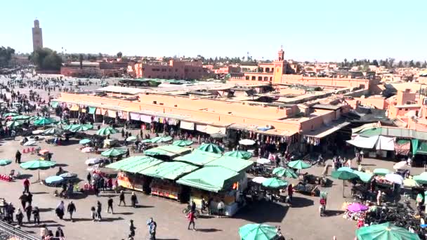 Jemaa Fnaa Square Sunny Day Full People Green Market Stalls — стоковое видео