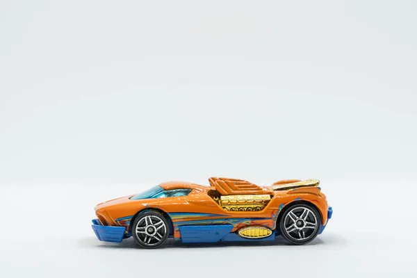 Laranja Azul Carro Brinquedo Corrida Fundo Branco — Fotografia de Stock