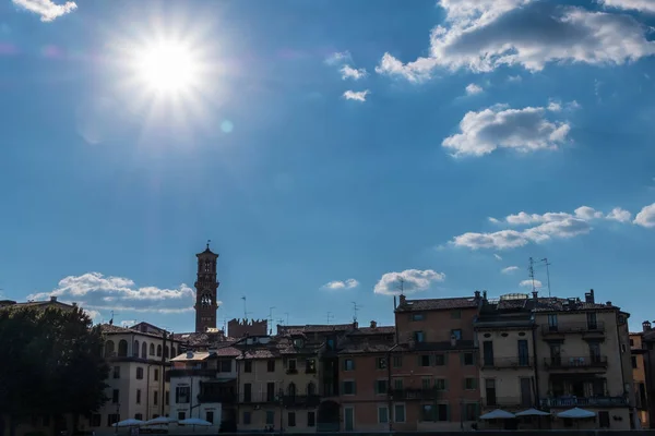 秋の太陽は ヴェローナの街の建物を照らします イタリア — ストック写真