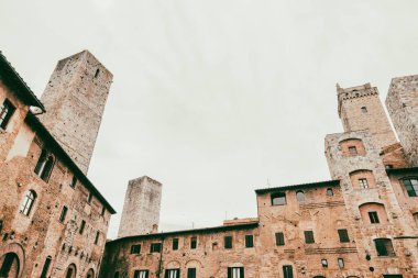 Toskana katedralinin gotik mimarisi. San Gimignano, İtalya 'nın Tuscany eyaletinin Siena iline bağlı küçük bir ortaçağ kasabasıdır. Güzel Kuleler Kasabası olarak bilinir..