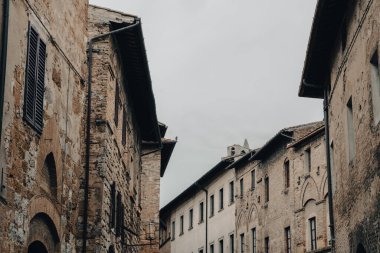 Ortaçağ Toskana şehrinin kaldırım taşlı caddeleri. San Gimignano, İtalya 'nın Tuscany eyaletinin Siena iline bağlı küçük bir ortaçağ kasabasıdır. Güzel Kuleler Kasabası olarak bilinir..