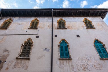 Verona 'da yeni ve yeşil camları olan eski bir saray. İtalya