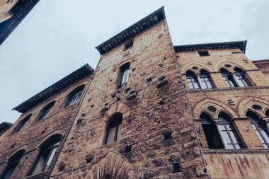 Ortaçağ Toskana köyünde geleneksel İtalyan mimarisi. San Gimignano, İtalya 'nın Tuscany eyaletinin Siena iline bağlı küçük bir ortaçağ kasabasıdır. Fine Kasabası olarak bilinir.