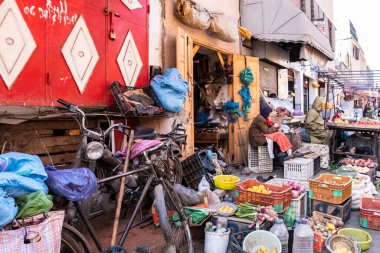 Fas, Marakeş 'teki Medine' nin çarşısında satılık meyve ve sebzeler. Yüksek kalite fotoğraf