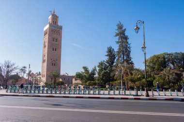 Şehir merkezindeki geniş bir caddenin karşısından görülen bir Marakeş camii. Yüksek kalite fotoğraf