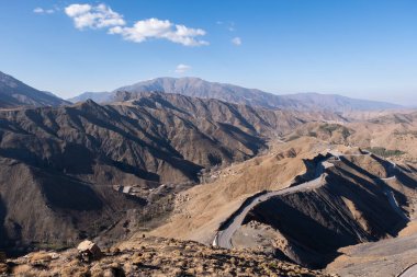 Fas 'taki Atlas Dağları' ndaki bu görkemli ve kıvrımlı yolda dağları aşan çarpıcı bir sürüş. Yüksek kalite fotoğraf
