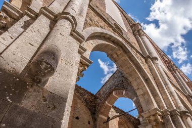 İtalya 'da terk edilmiş bir katedralin görkemli kalıntıları. Aziz Galgano Manastırı 'nın güzel manzarası. Toskana bölgesindeki Siena eyaletinde kurulan antik bir kilise manastırı..