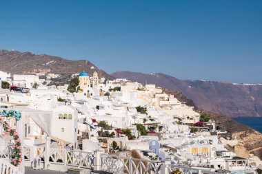 Santorini 'deki Oia kasabası ve güzel güneşli bir yaz gününde denizin dibindeki kristal berraklığında.