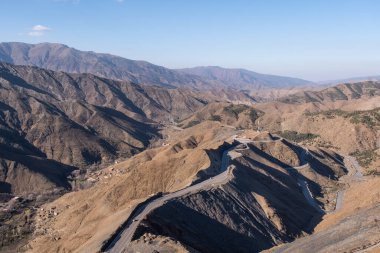 Her dönemeçte nefes kesici manzarası olan dolambaçlı bir dağ yolu. Atlas Dağları. Fas