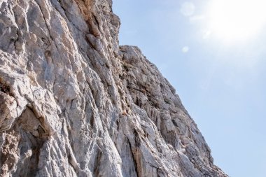 Yunanistan 'daki Santorini volkanik adasında yıllar boyunca birikmiş kumdan oluşan bir dağın kayalık yüzeyi