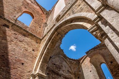 İtalya, Toskana 'da yüksek duvarları olan antik bir katedral. Aziz Galgano Manastırı 'nın güzel manzarası. Toskana bölgesindeki Siena eyaletinde kurulan antik bir kilise manastırı..
