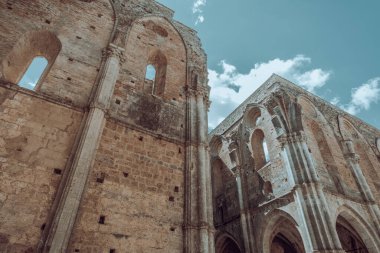 İtalya 'da yüksek bir katedralin etkileyici kalıntıları. Aziz Galgano Manastırı 'nın güzel manzarası. Toskana bölgesindeki Siena eyaletinde kurulan antik bir kilise manastırı..
