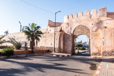 Güneşli bir günde Marakeş Fas 'ta Medine' yi çevreleyen muazzam duvarlar. Yüksek kalite fotoğraf