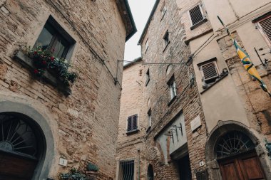Ortaçağ Toskana köyünde geleneksel İtalyan mimarisi. San Gimignano, İtalya 'nın Tuscany eyaletinin Siena iline bağlı küçük bir ortaçağ kasabasıdır. Fine Kasabası olarak bilinir.