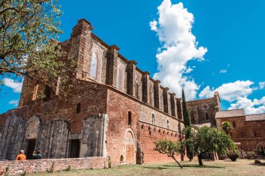 Çürüyen bir katedralin çarpıcı manzarası. Aziz Galgano Manastırı 'nın güzel manzarası. Toskana bölgesindeki Siena eyaletinde kurulan antik bir kilise manastırı..