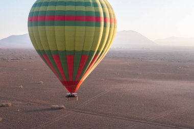 Fas 'ta Marakeş yakınlarında çölde uçan sıcak hava balonunun hava görüntüsü. Yüksek kalite fotoğraf