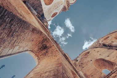 Terk edilmiş bir ibadethanenin muhteşem kalıntıları. Aziz Galgano Manastırı 'nın güzel manzarası. Toskana bölgesindeki Siena eyaletinde kurulan antik bir kilise manastırı..